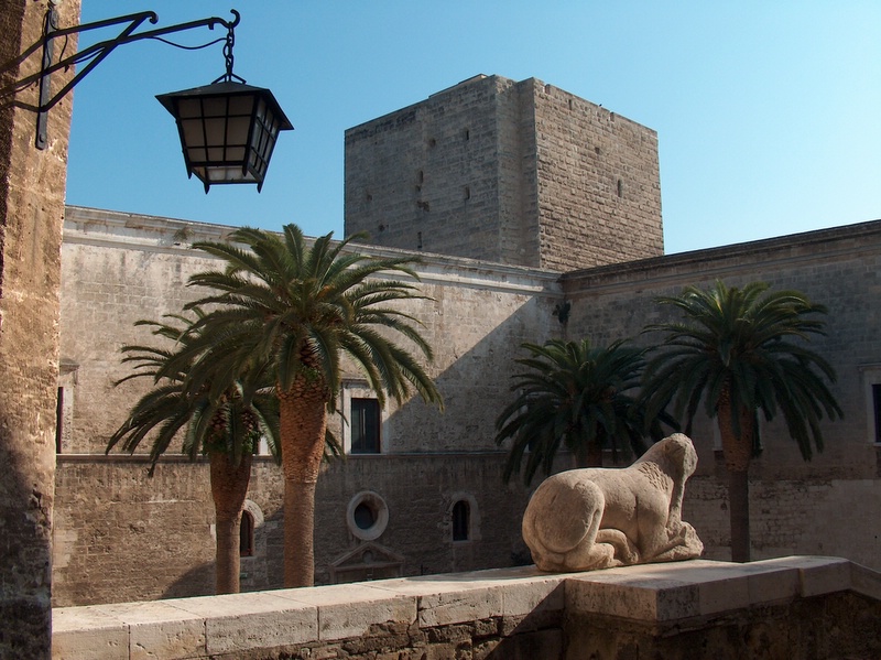 File:Cortile interno del castello.jpg