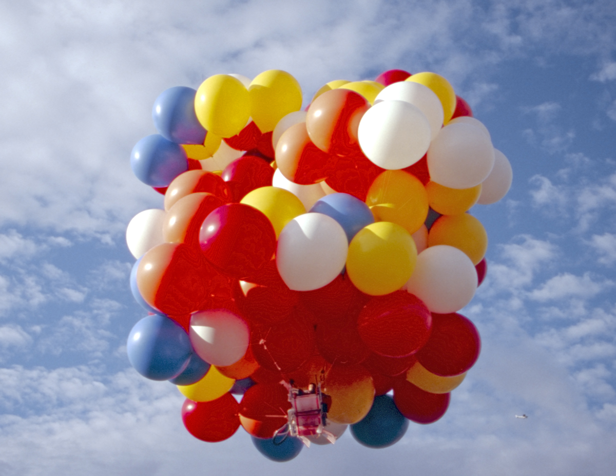 Ларри уолтерс. Flying Lawn Chair with Balloons.