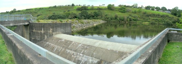 Dam wall and weir at Lower Lliw Reservoir - geograph.org.uk - 60568