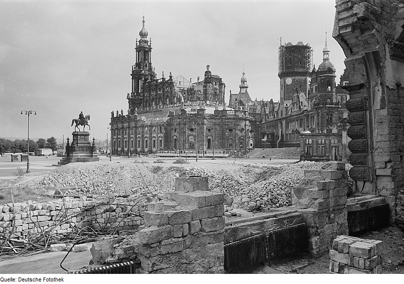 Theaterplatz. Blick nach Südosten gegen Katholische Hofkirche und Schloß (nach dem 17. September 1945)