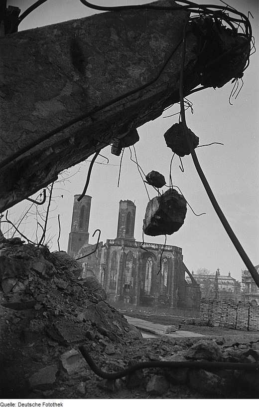 Blick auf die zerstörte Sophienkirche 1953