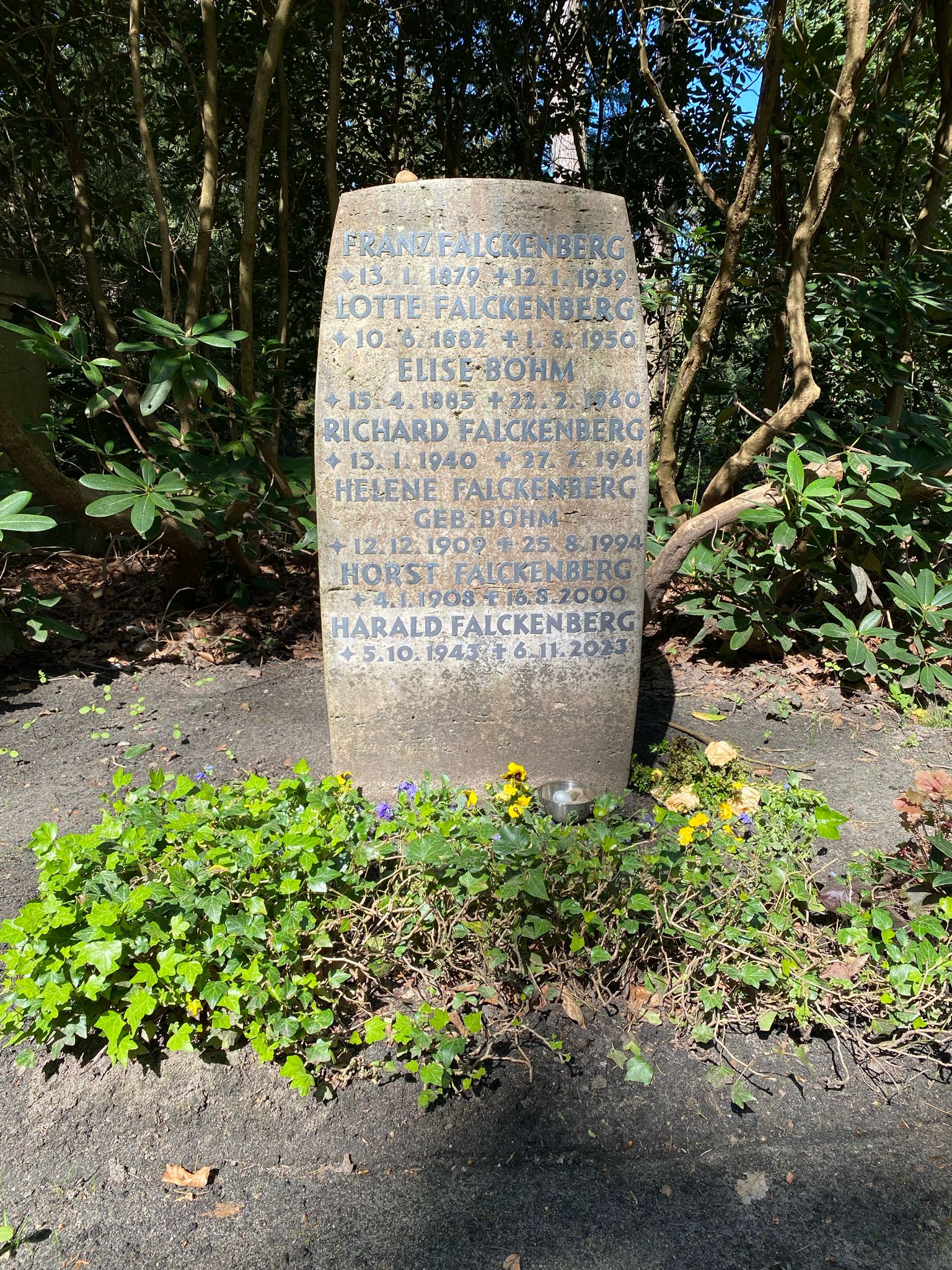 Grabstätte auf dem [[Friedhof Ohlsdorf