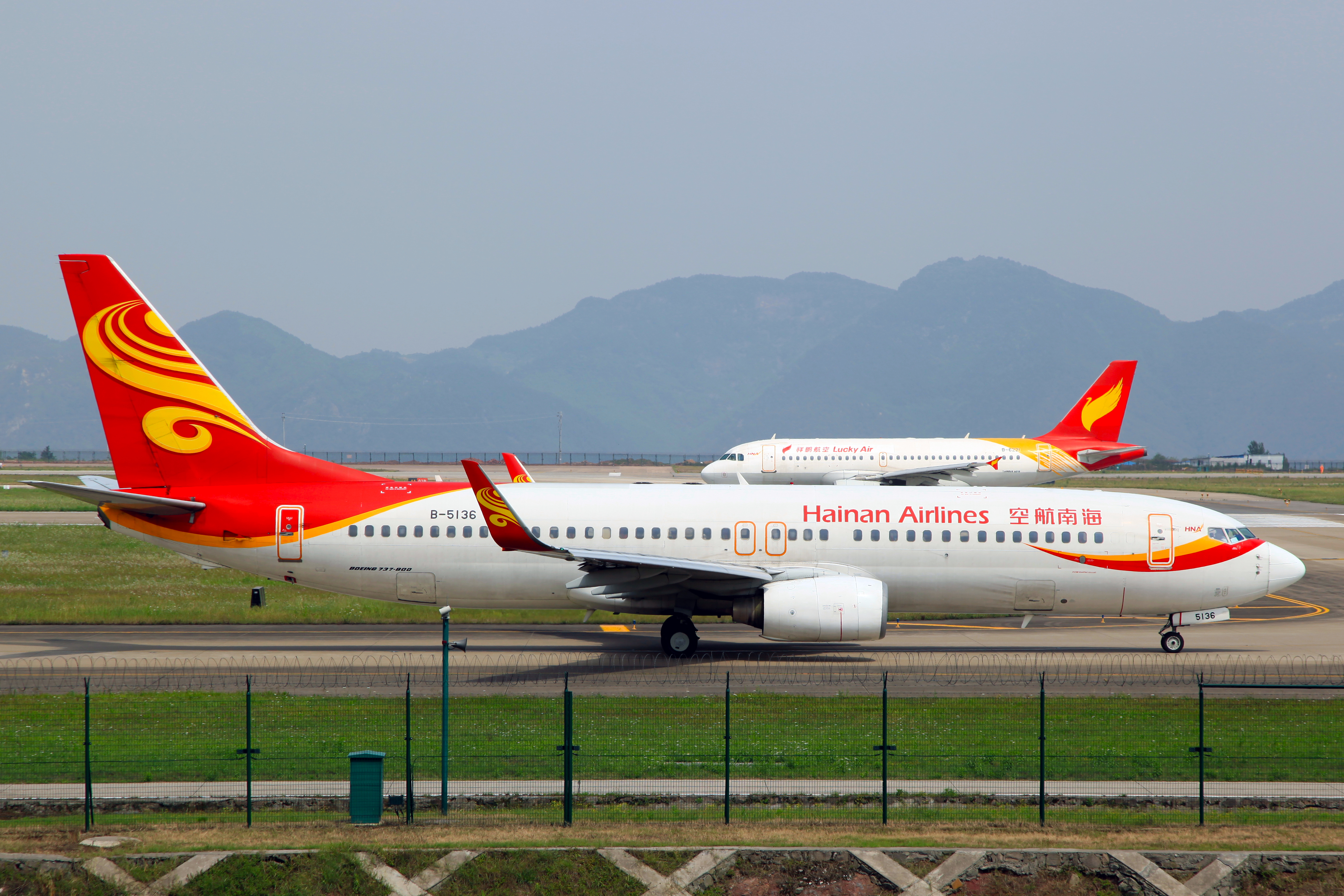 Красноярск хайнань сколько лететь. Hainan Airlines 737. Hainan Airlines самолеты. Хайнань Аирлинес. Hainan Airlines флот.