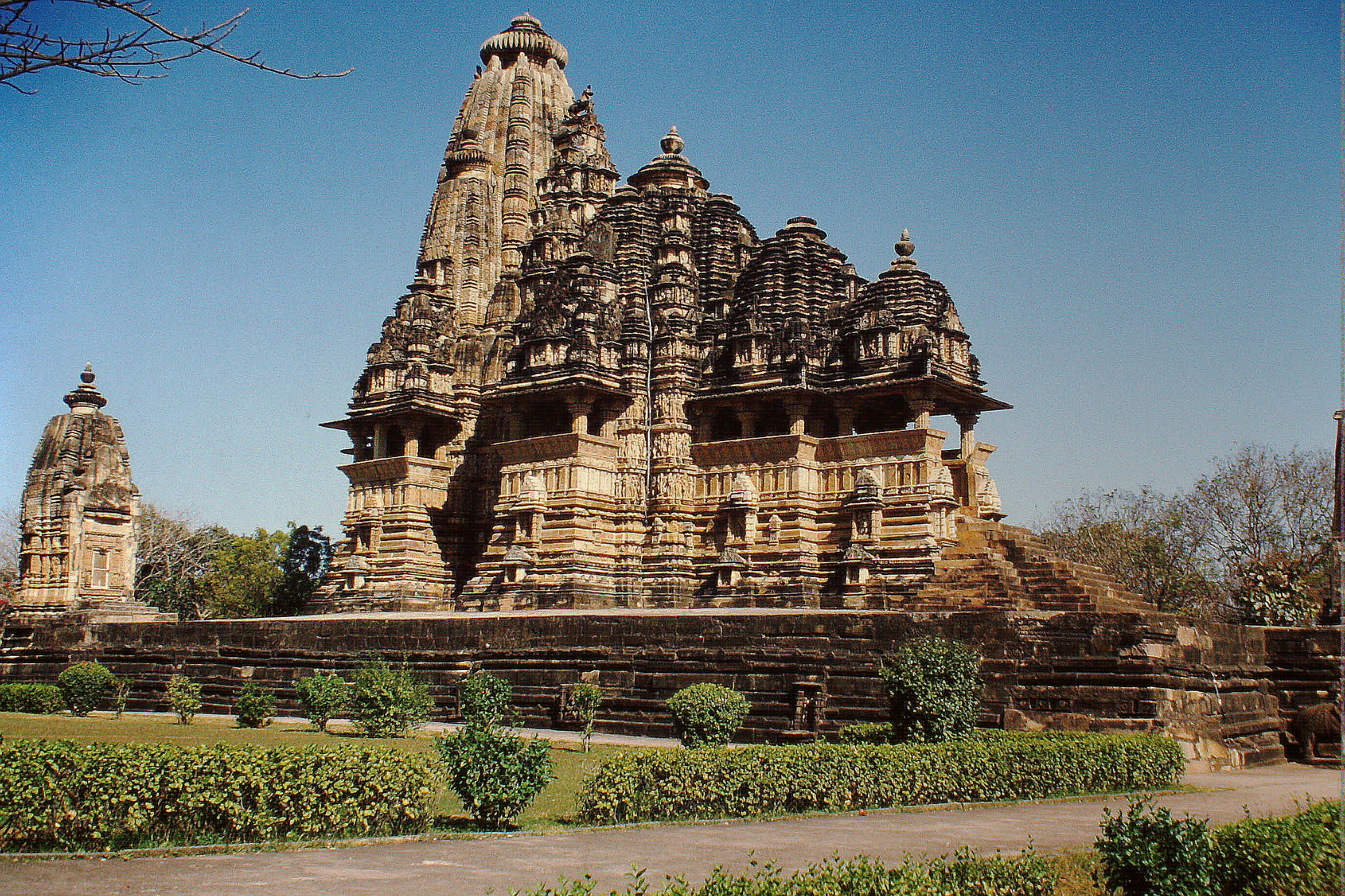 [Bild: Khajuraho,_Vishvanatha-Tempel_(1999).jpg]