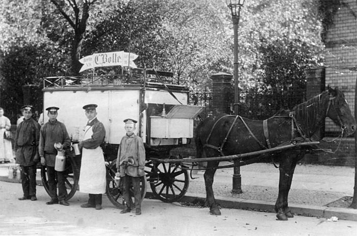 File:Milkwaggon of the meierei c. bolle.jpg