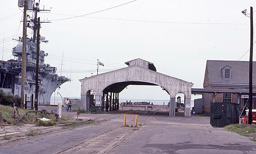 File:Newport News station and aircraft carrier, 1977.jpg