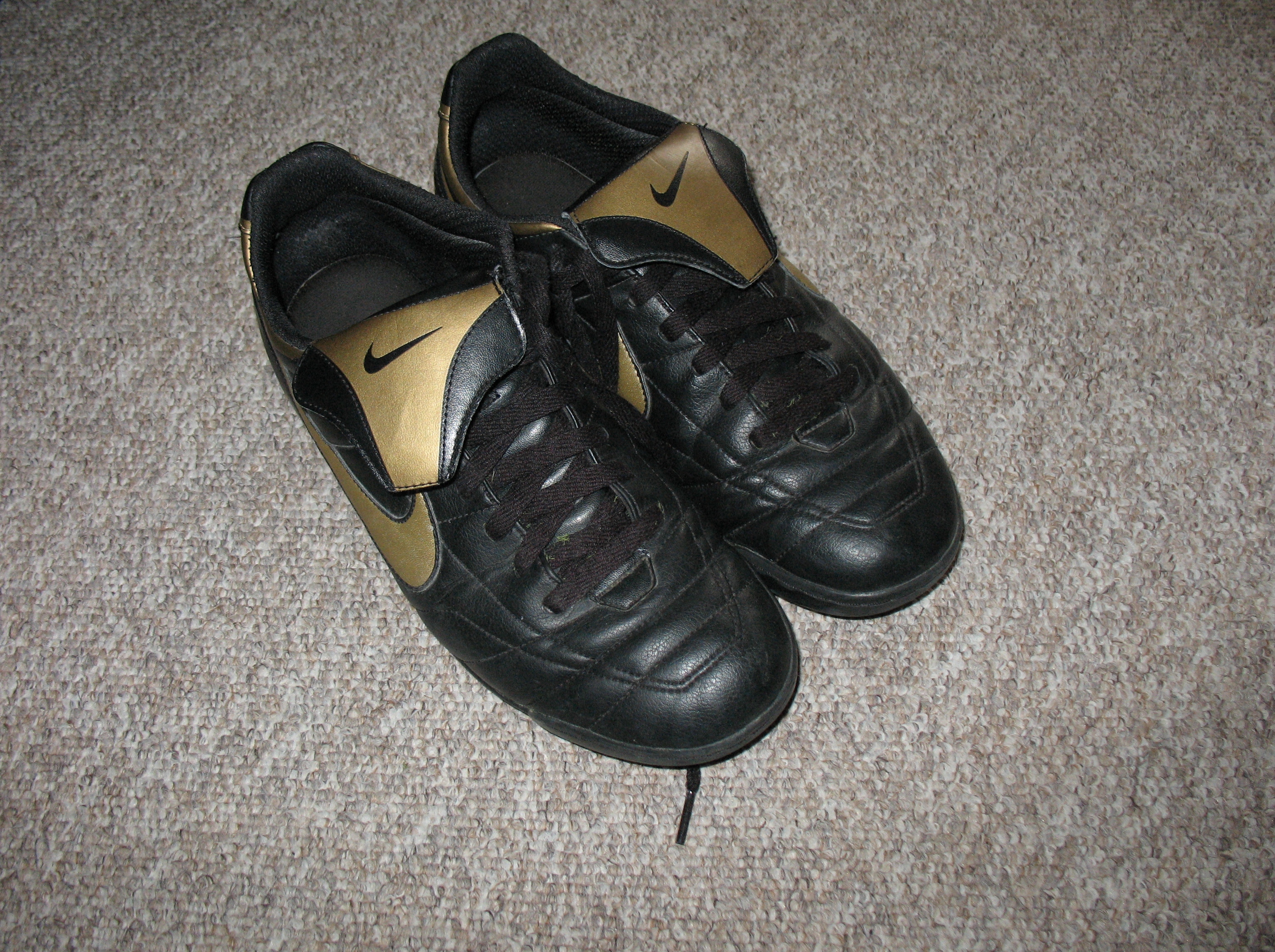 File:Nike Shoes.jpg - Wikimedia Commons