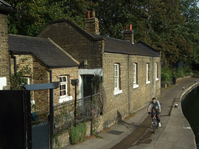 Old Ford Lock keeper's cottage, Regent's Canal - geograph.org.uk - 1536686