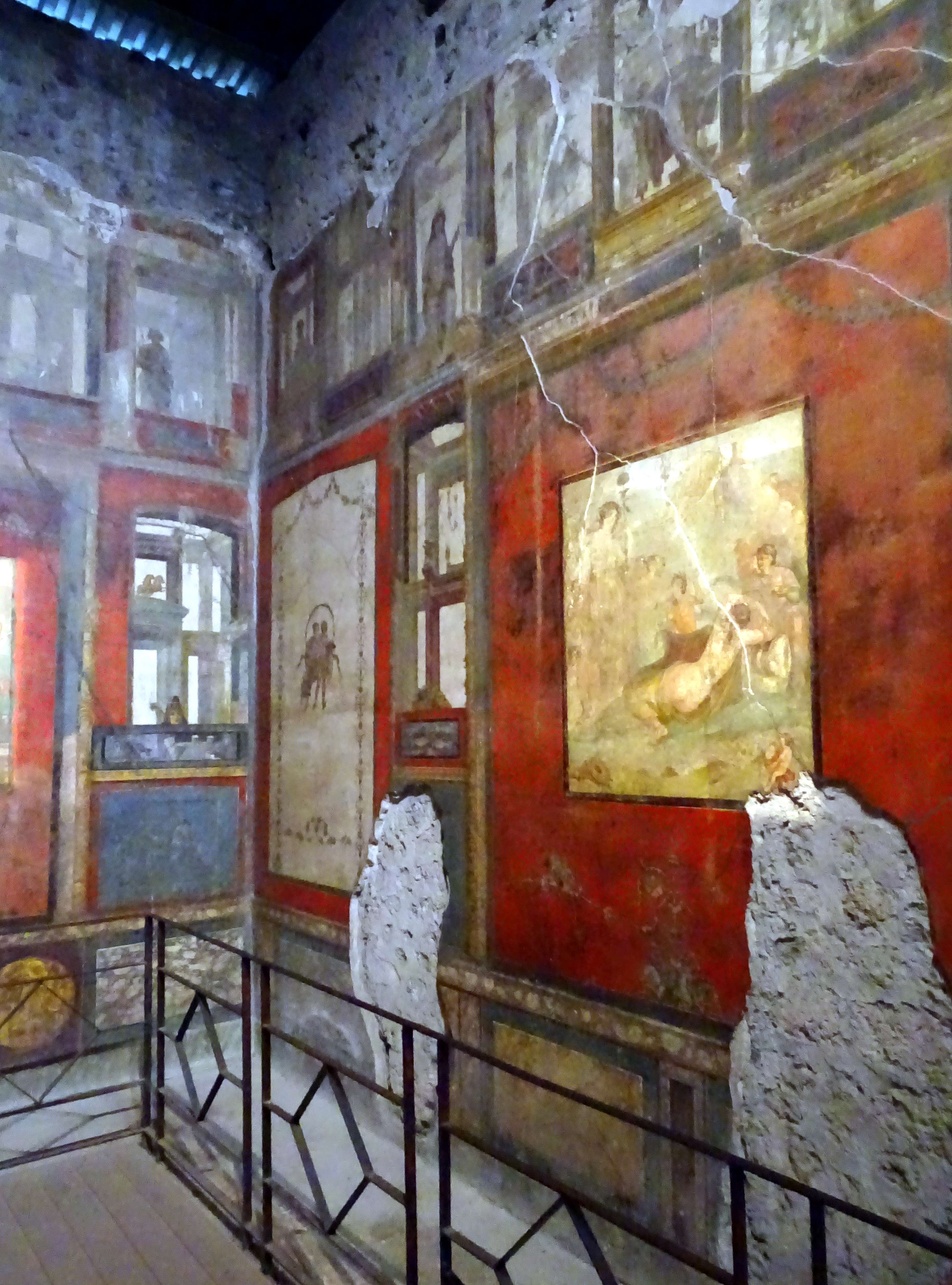 Pompeii House of the Vettii: Wall paintings in the fourth style. 