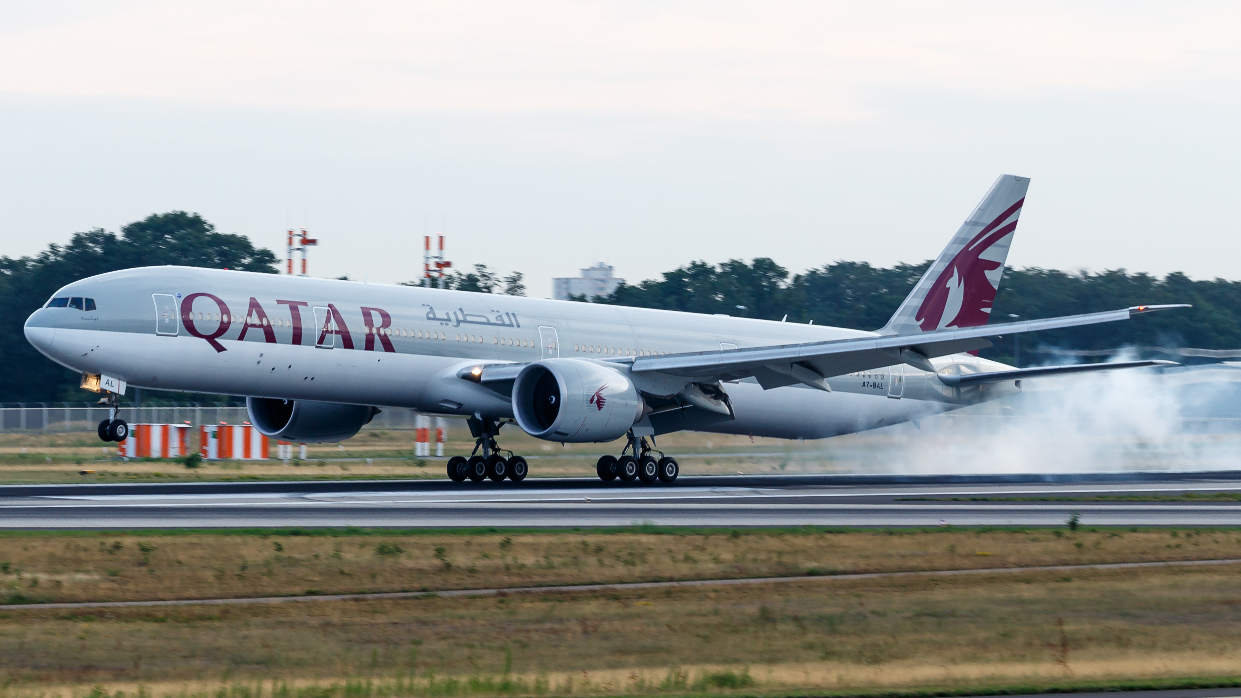 Resultado de imagen para boeing 777 qatar airlines