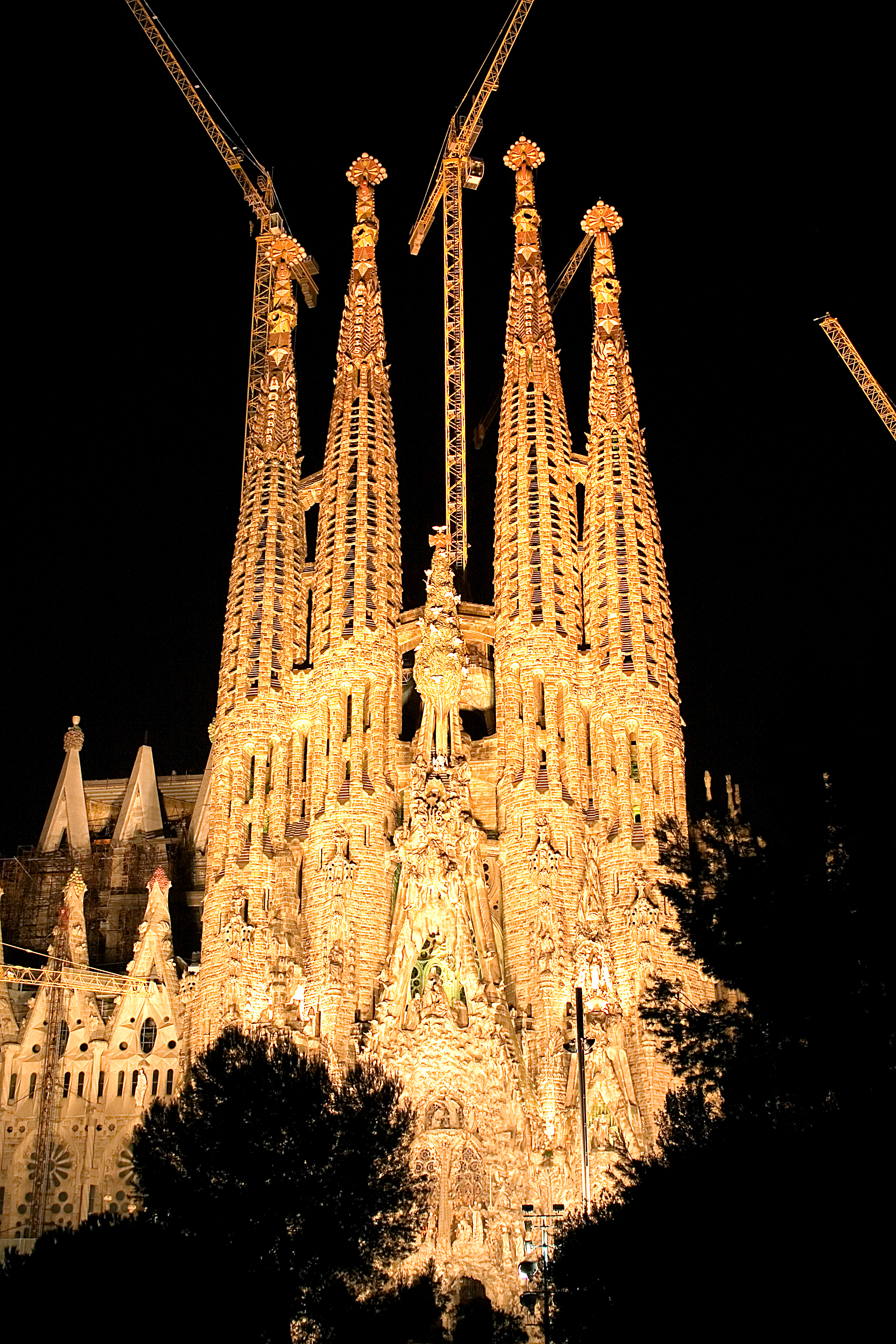 File:Sagrada familia by night 2006.jpg - Wikimedia Commons