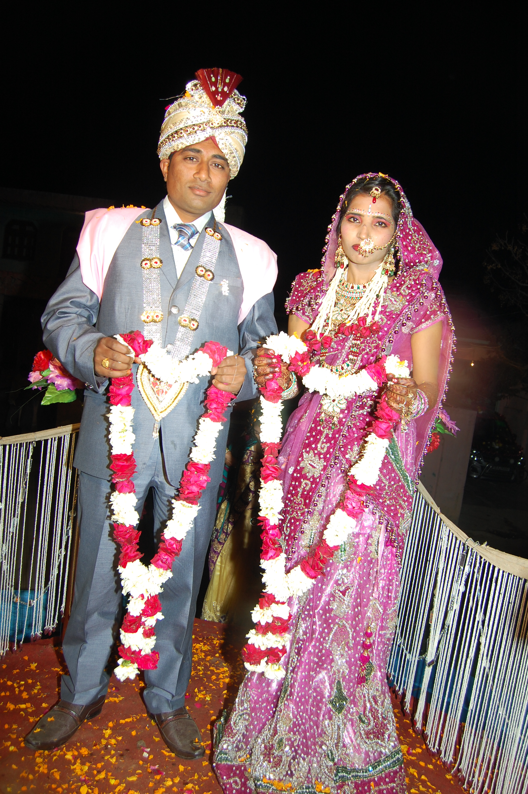 दुल्हन मेहंदी | Indian wedding poses, Indian bride photography poses,  Indian bridal photos