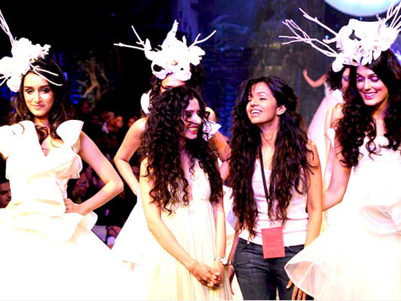 File:Shraddha Kapoor at Gauri Nainika's showcase at Lakme Fashion Week (1).jpg