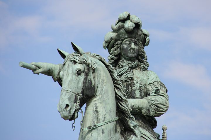 File:Statue equestre louis xiv.jpg