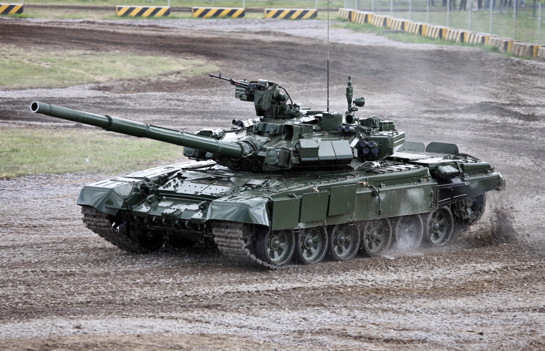 Hãy cùng khám phá những bức hình về T-90 - một trong những chiến xe tăng hiện đại nhất thế giới. Điều đó sẽ giúp bạn hiểu hơn về khả năng và tính năng của một trong những hệ thống vũ khí quân sự đáng kinh ngạc.