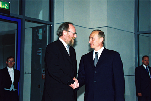 File:Vladimir Putin in Germany 25-27 September 2001-11.jpg