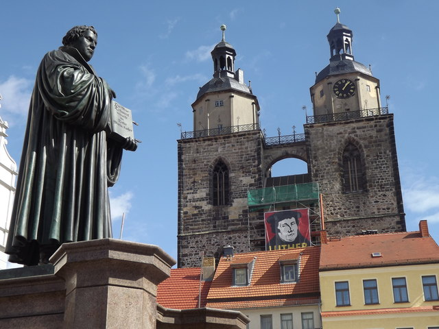 Luther-Denkmal und Stadtkirche in Wittenberg; UNESCO-Weltkulturerbe in Ostdeutschland
