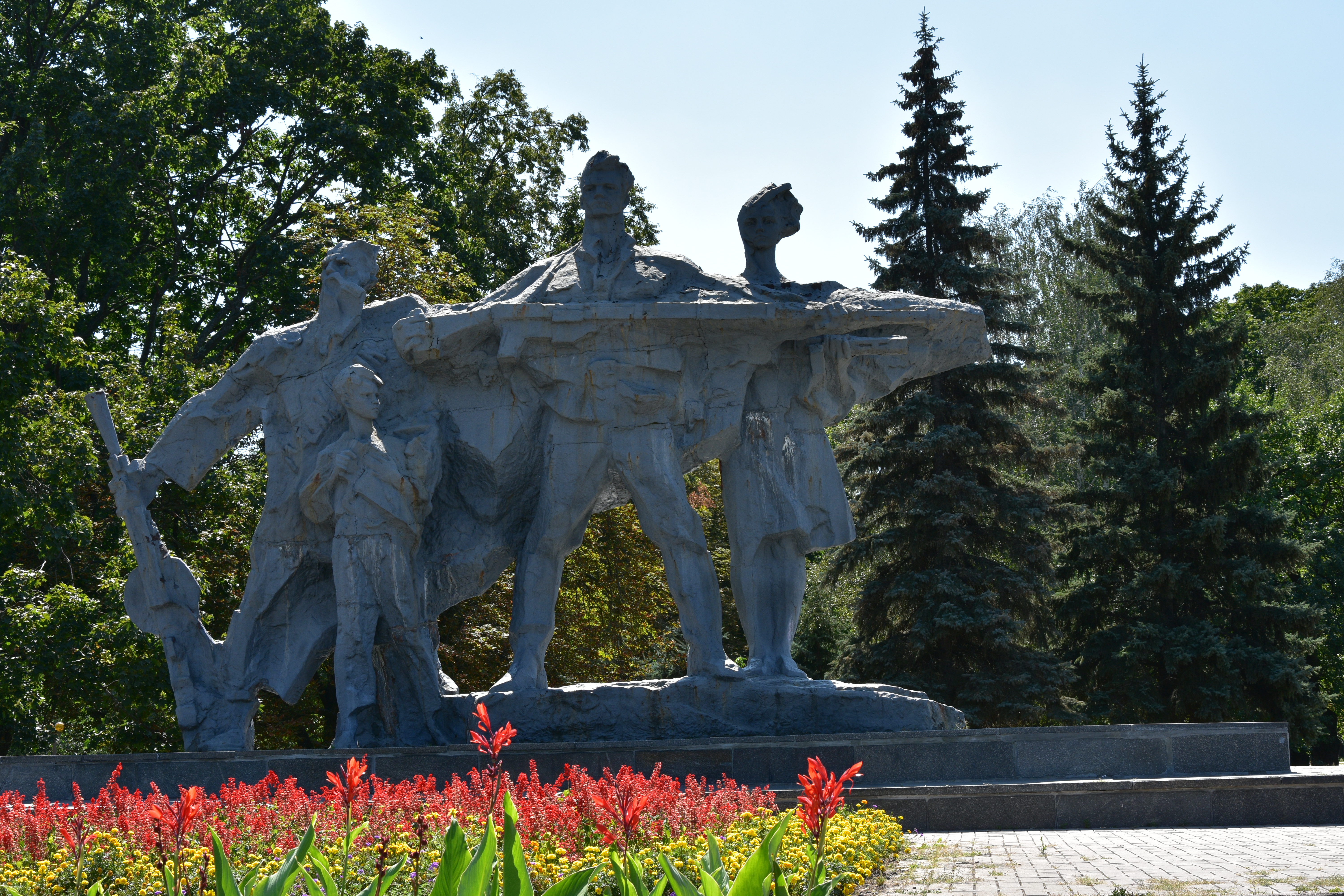 Памятник слава героям. Памятник Слава героям в Волхове. Монумент героям Сумщины. Монумент славы Новосибирск. Монумент славы Украина Днепропетровск.