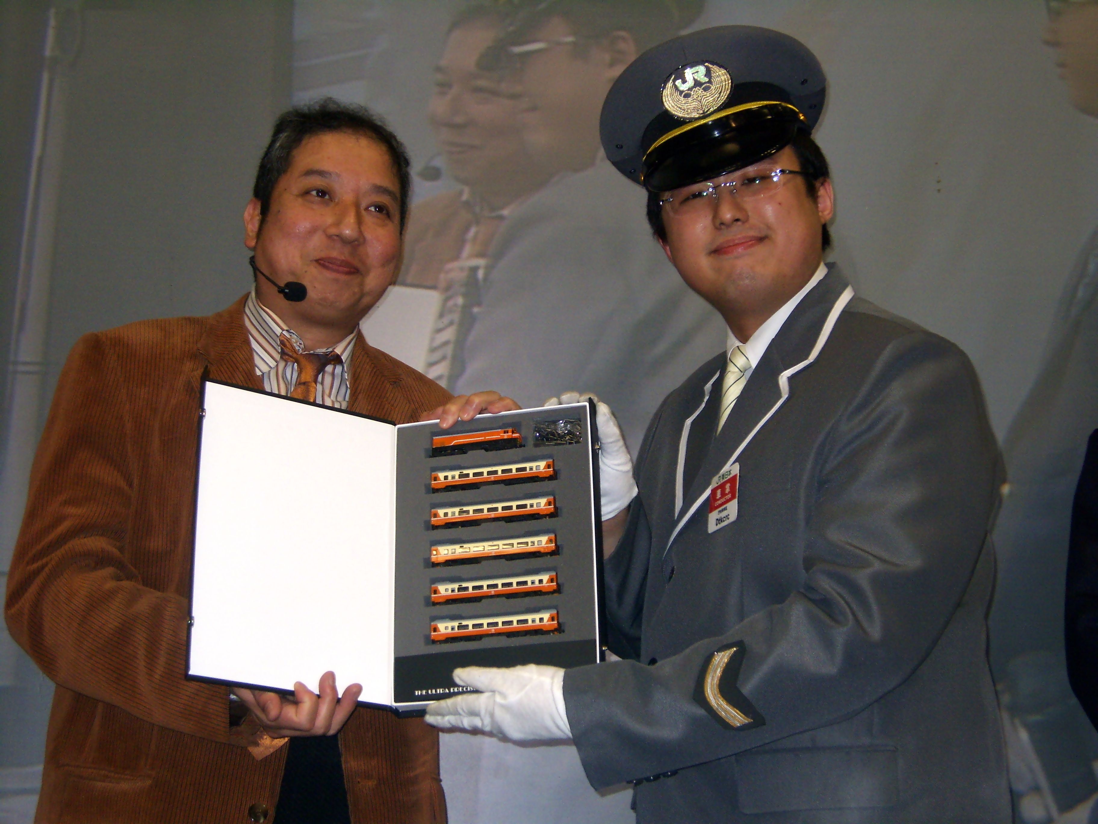 File:2008TaipeiGameShow Day2 SCET PS3 Railfan THSR GiftPresentation.jpg -  Wikimedia Commons