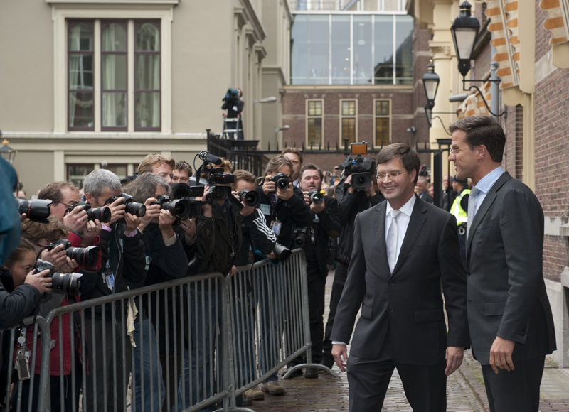 File:Balkenende ontvangt Rutte bij het Torentje (5121026046).jpg