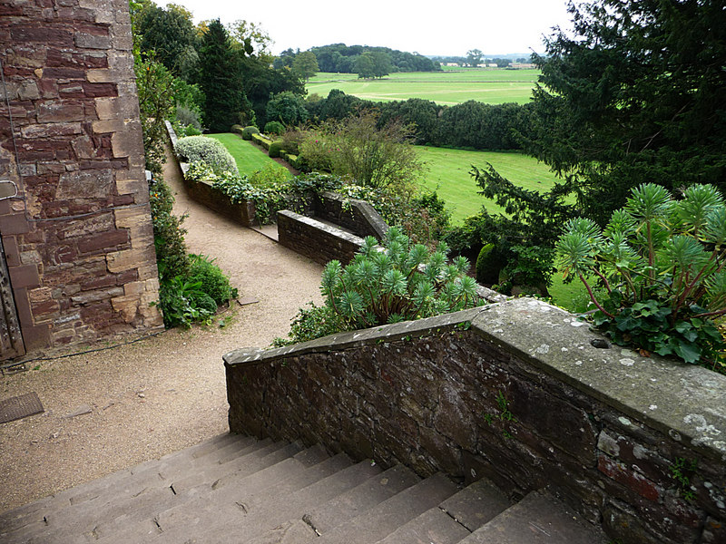 Berkeley Castle, garden - geograph.org.uk - 1732796