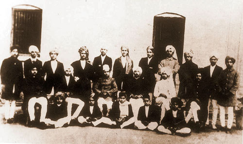 Staff e studenti del National College di Lahore, fondato nel 1921 da Lala Lajpat Rai sulla scia del movimento di non-cooperazione. In piedi, quarto da destra, Bhagat Singh.