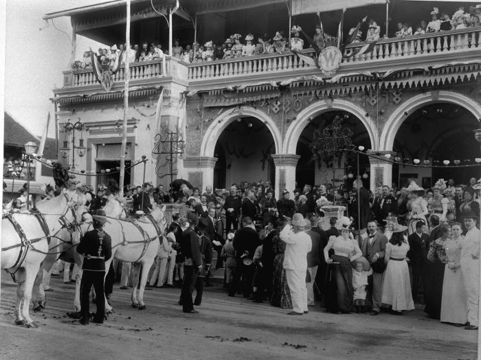 File:COLLECTIE TROPENMUSEUM Toeschouwers op het bordes van de patisserie van Grimm & Co. aan de Pasar Besar in Soerabaja te wachten op de optocht ter gelegenheid van de kroningsfeesten van Koningin Wilhelmina in 1898. TMnr 60003133.jpg