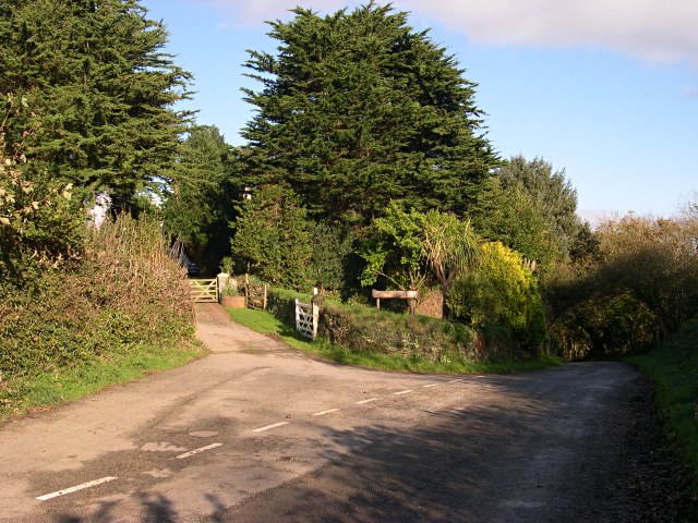 File:Driveway near Milcombe - geograph.org.uk - 404018.jpg