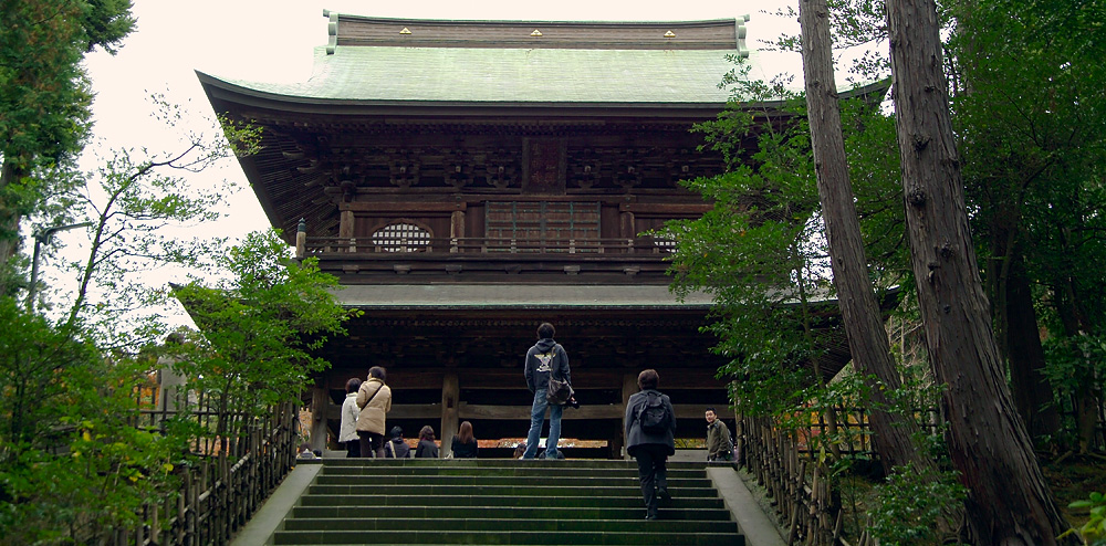 https://upload.wikimedia.org/wikipedia/commons/f/f3/Engakuji-Gate-M9092.jpg