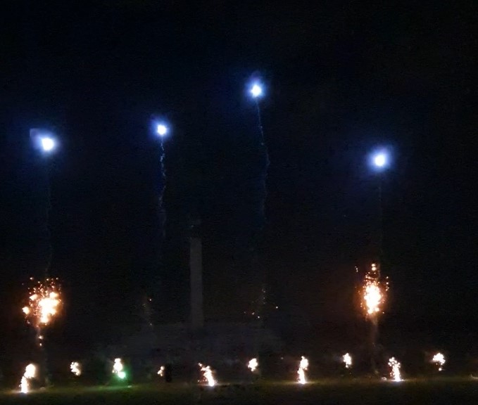 File:Feuerwerk 2-2-2.jpg