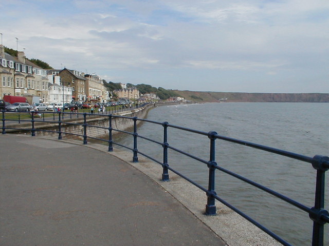 File:Filey Sea Front - geograph.org.uk - 1310012.jpg