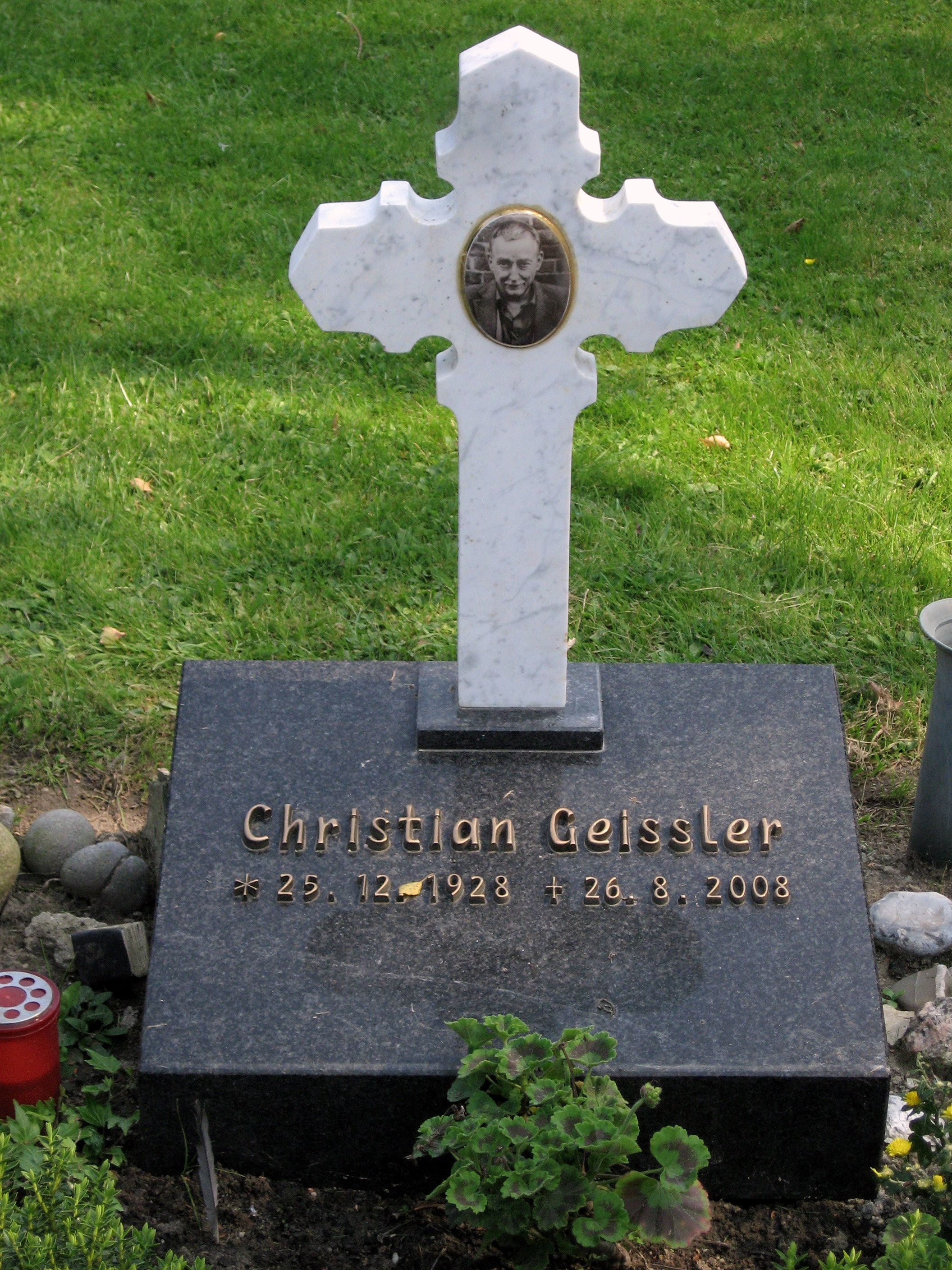 Grabstelle des Schriftstellers Christian Geissler auf dem Friedhof der Reformierten Kirche in Ditzumerverlaat im Rheiderland (Ostfriesland)