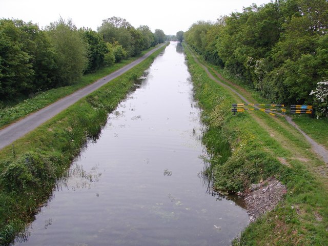 File:Grand Canal From the Bridge on the R113 - geograph.org.uk - 811414.jpg