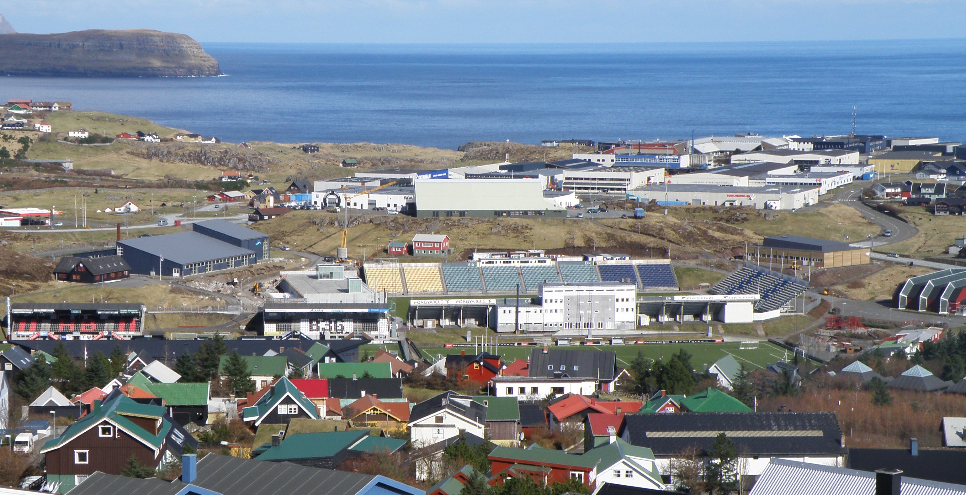 Vaizdas:Gundadalur Stadium and Tórsvøllur in Tórshavn, Faroe Islands.jpg - Vikipedija