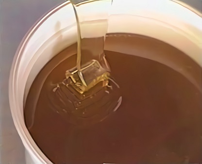 Pouring raw honey. The sheet-like appearance of the flow is the result of high viscosity and low surface tension, contributing to the stickiness of honey.[54][55]