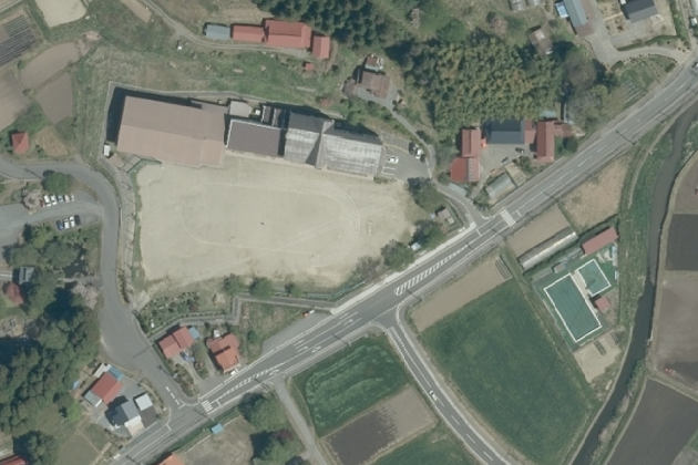 File:Ichinoseki city Muronenishi elementary school Aerial view (2020-05).png