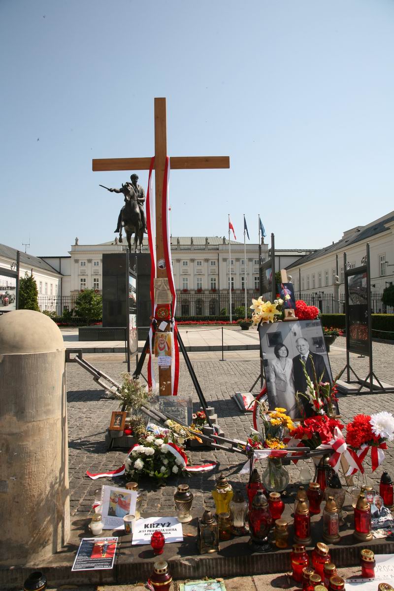 Cross in front of the Presidential Palace, Warsaw - Wikipedia