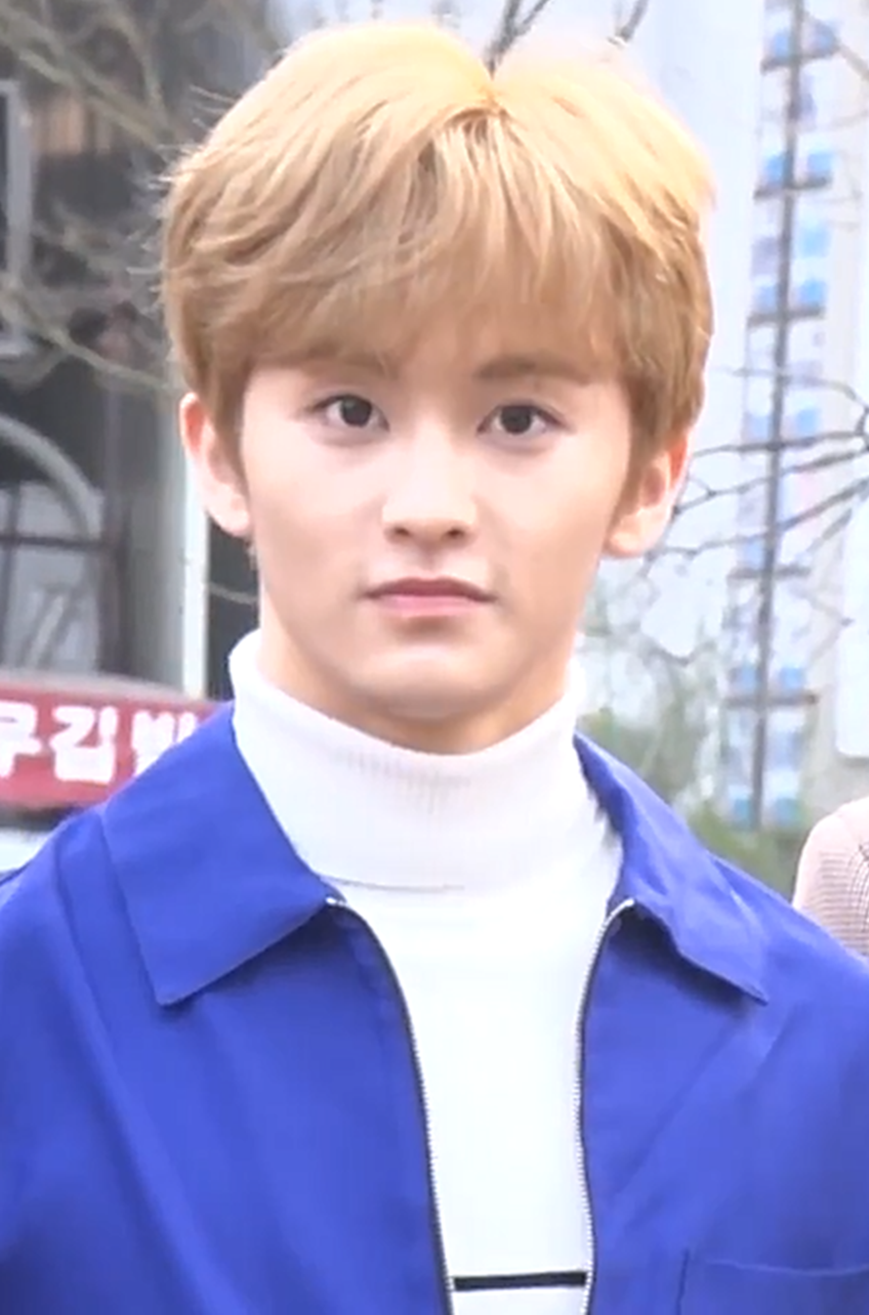 File:Mark Lee going to a Music Bank recording in March 2018 02.png ...