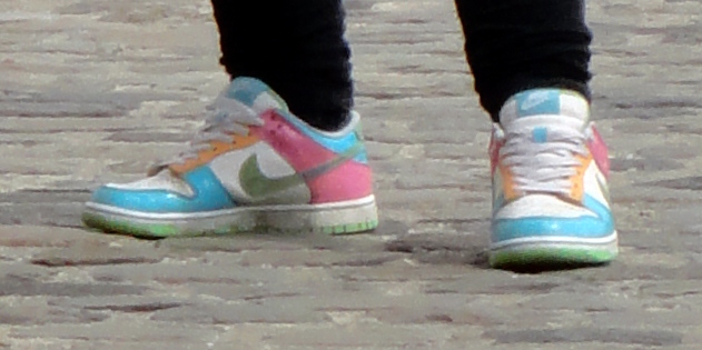 File:Nikes(blue&pink).jpg