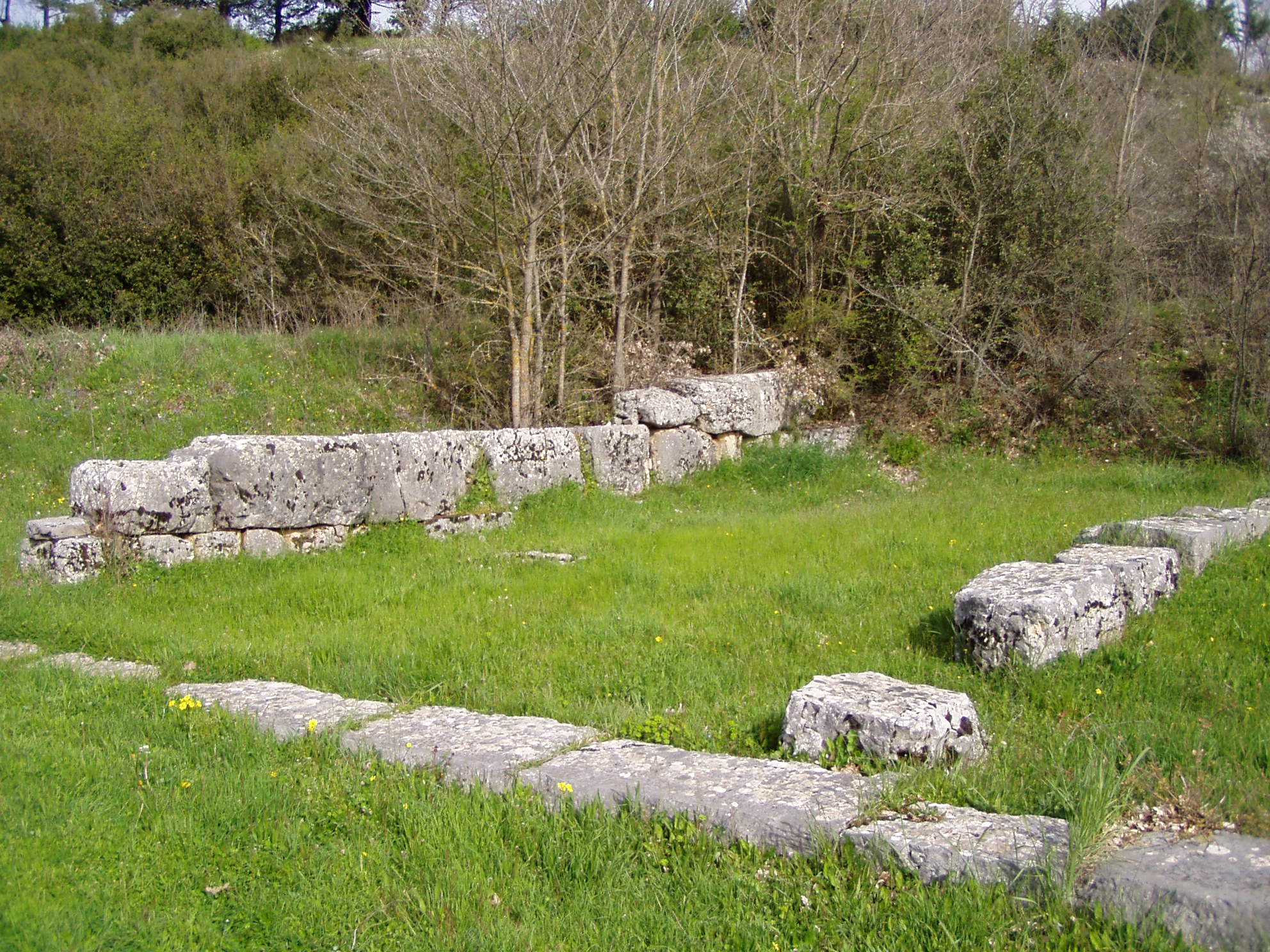 Old temple of Dione in Dodona 2.jpg