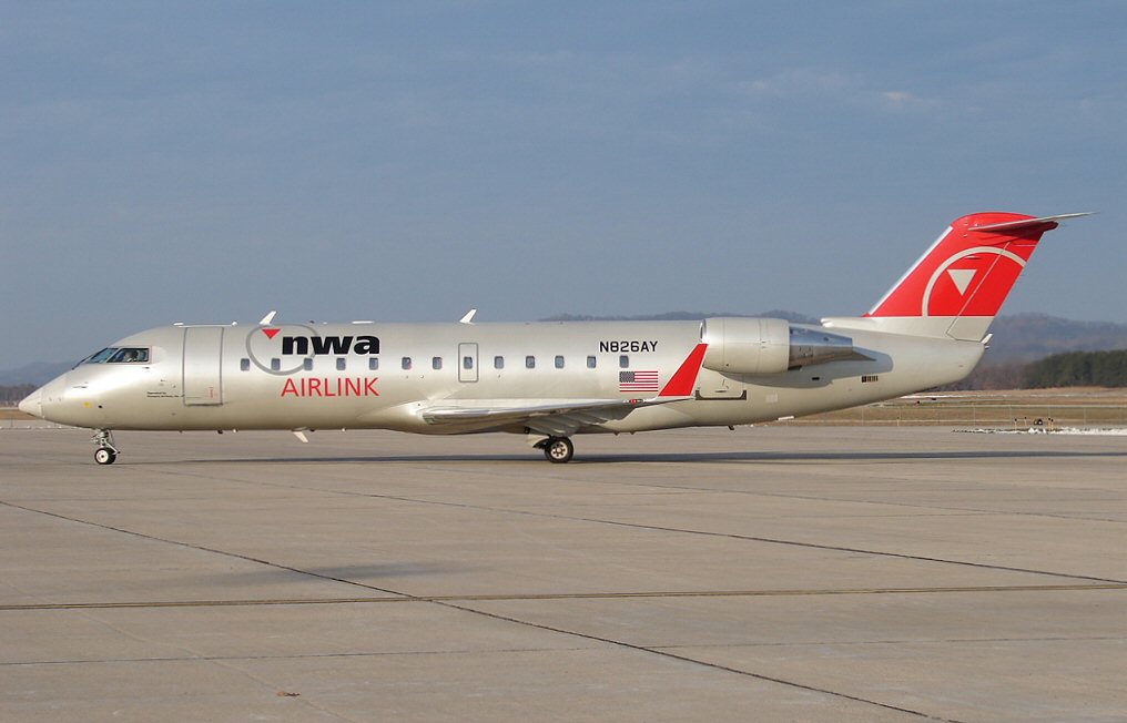 Pinnacle Airlines CRJ (296036967).jpg