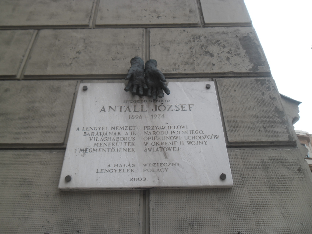 File Plaque Of Jozsef Antall With Relief And Polish Inscription Ferenciek Square Budapest District V Jpg Wikimedia Commons