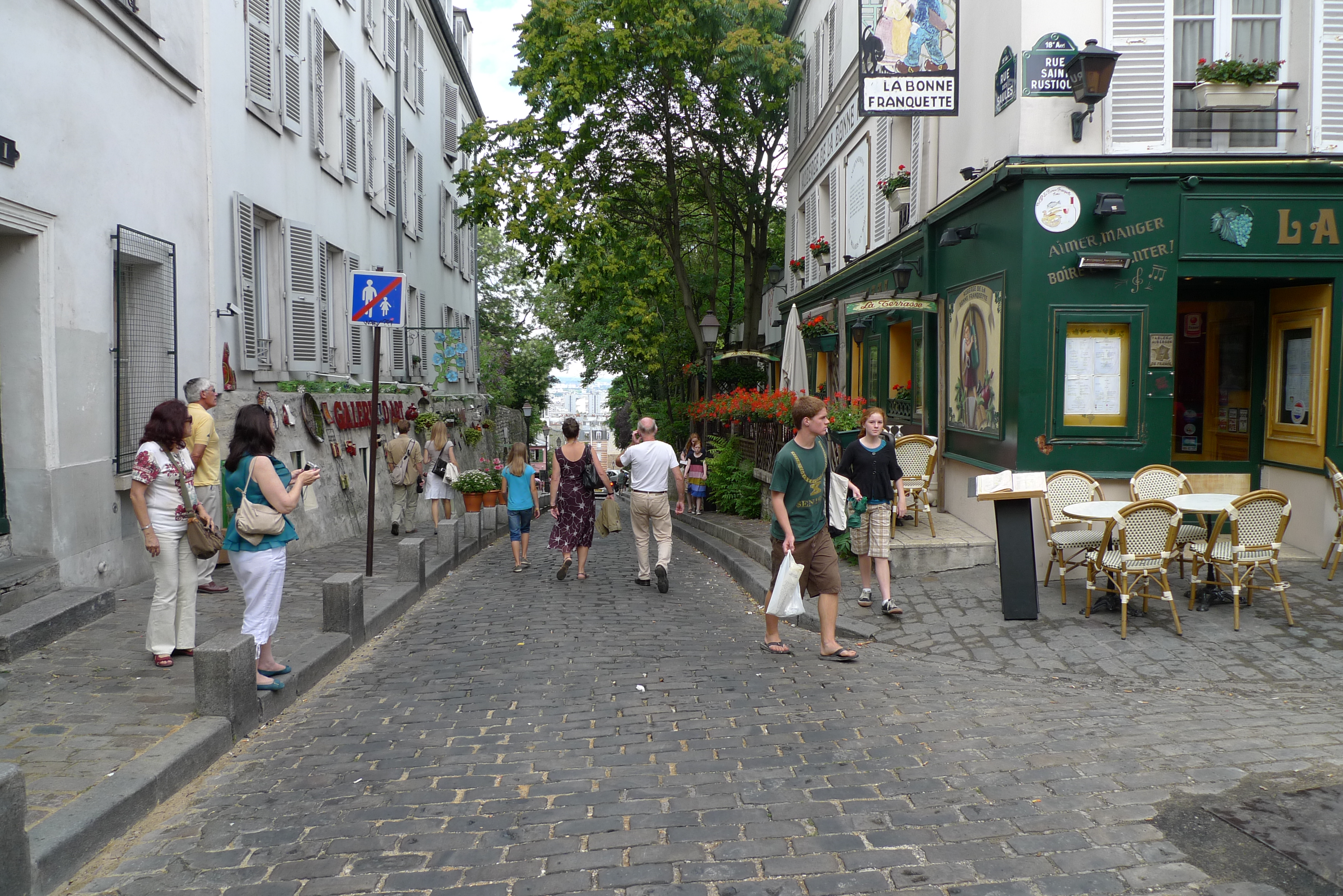 Paris 31 31. Париж 6 округ. Rue de saules улица. Ялтинская Монмартра. Мужик в стене на Монмартре.