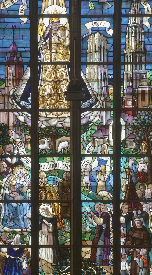Glas-in-loodraam - OLV van den Vrede door Joris Van de Broek (1946) in de Sint-Hubertuskerk