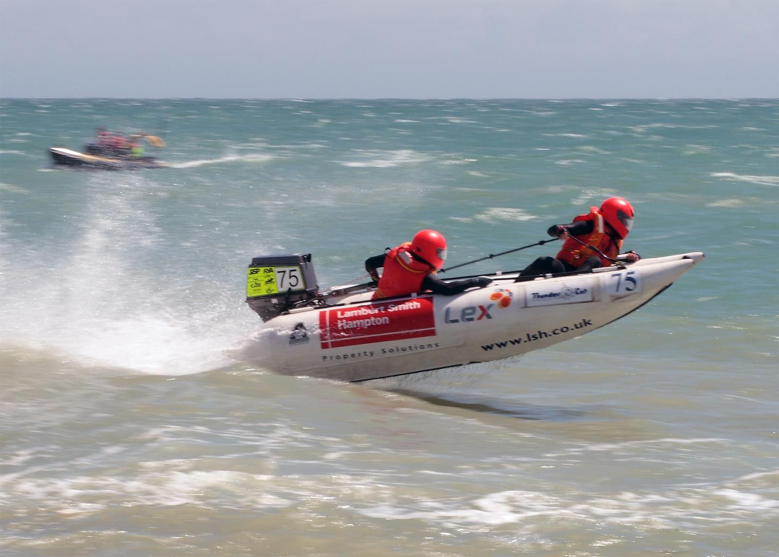 File:Small power boat racing.jpg - Wikimedia Commons