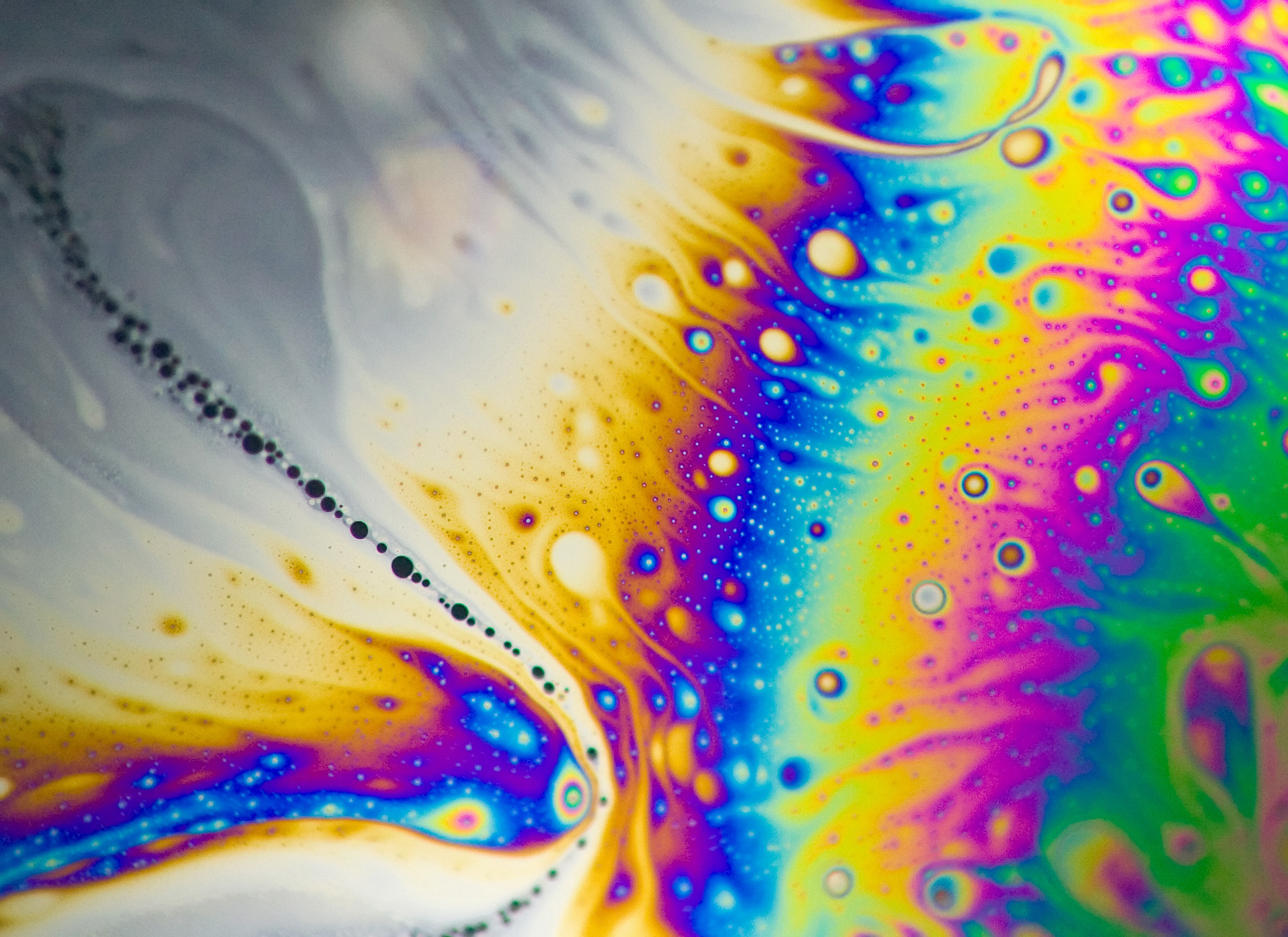 Какое явление объясняет окраску мыльных пузырей