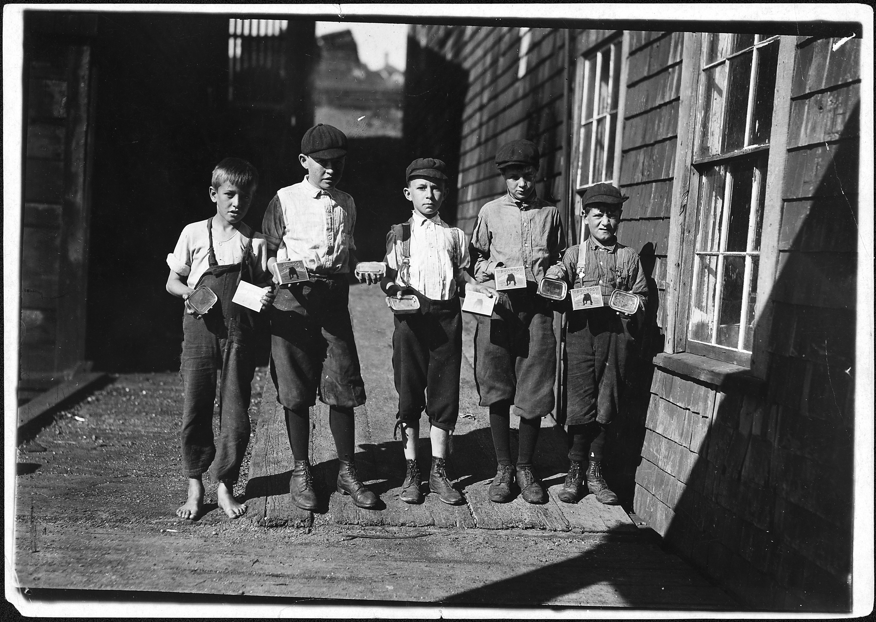 Прошлого века 18. Льюис Хайн детский труд. США дети начало 20 века. Дети США 19 века. Социальная фотография Льюис Хайн.