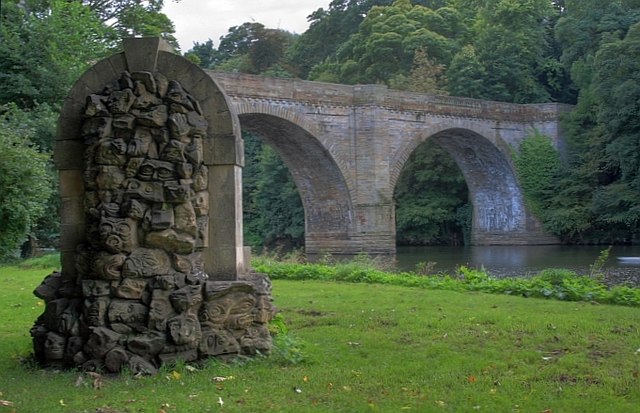 Stone Seat Near Prebends Bridge - geograph.org.uk - 987471