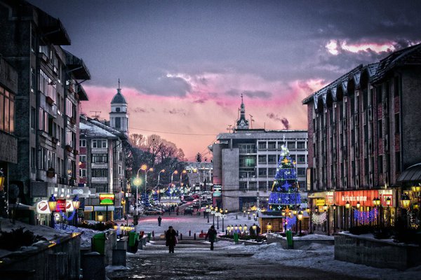 File:Strada Stefan cel Mare, Centru Suceava.jpg