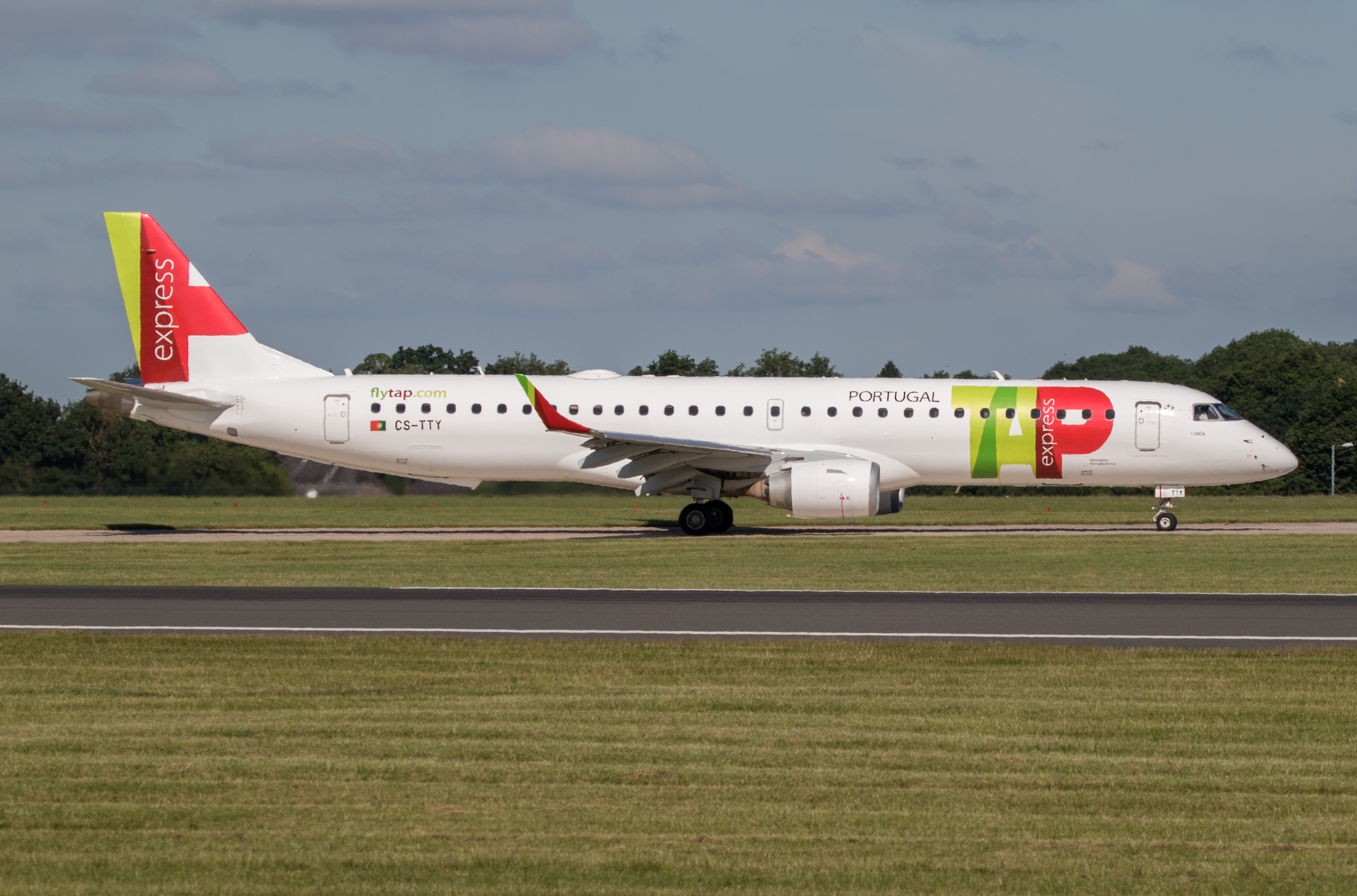 File:TAP Express Embraer 195 (CS-TTY) @ MAN, July  - Wikimedia  Commons